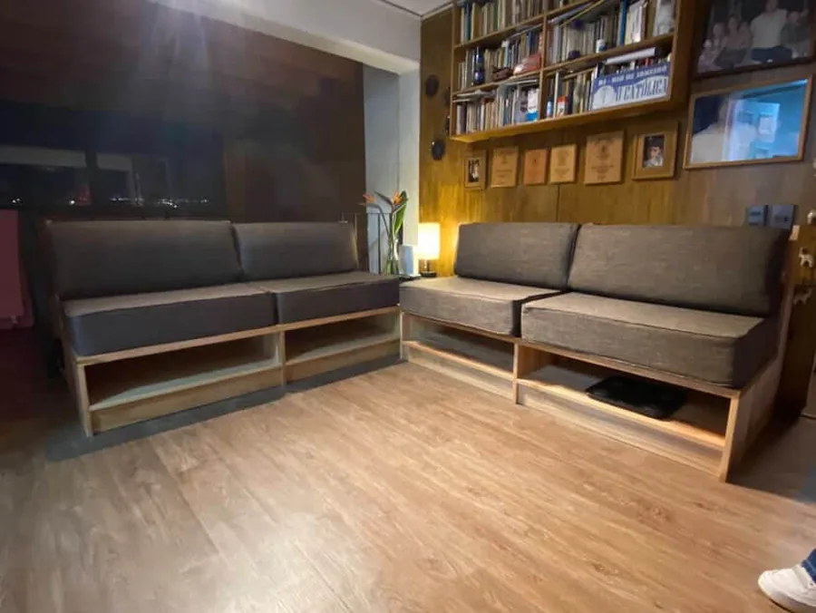 Sofás de estructura de madera y biblioteca en un living