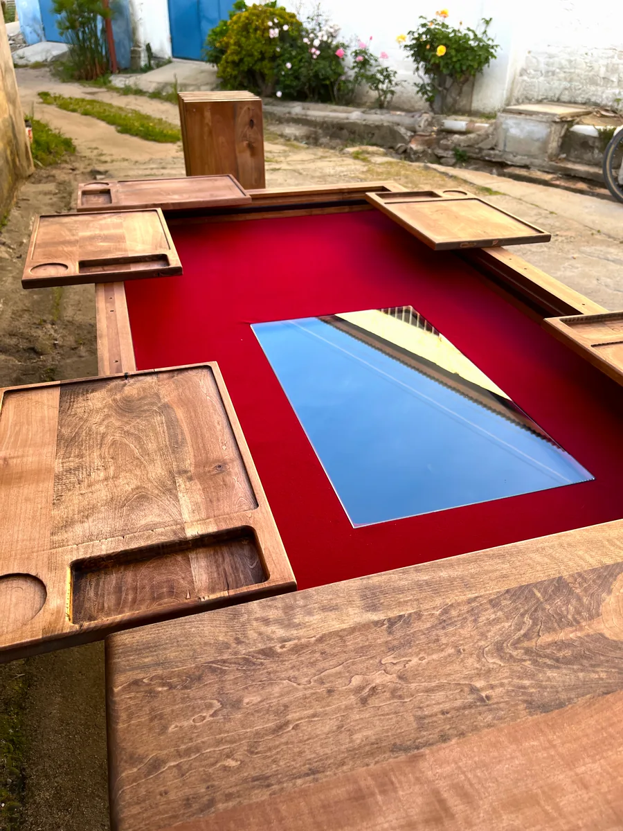 Detalle del paño rojo y las bandejas de una mesa de juegos