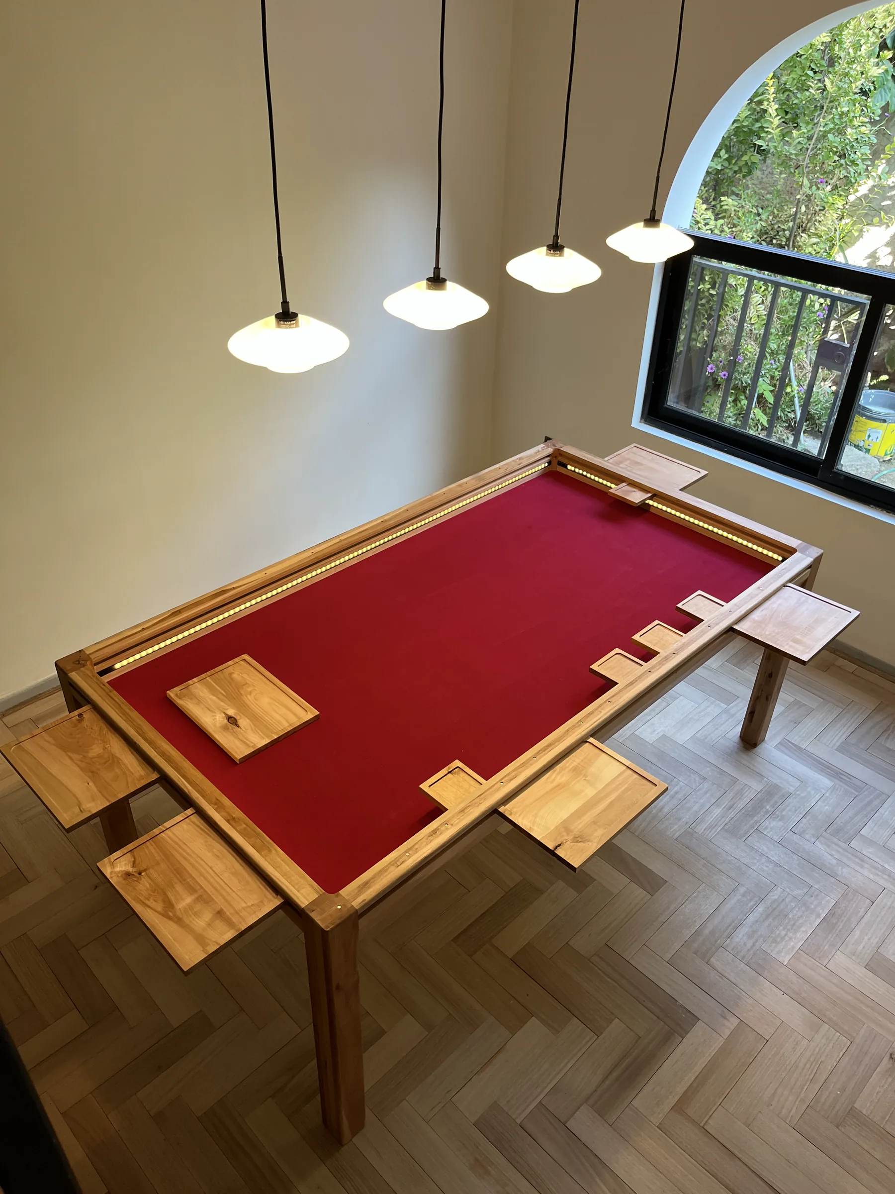 Mesa de juegos con paño rojo y bandejas en un comedor