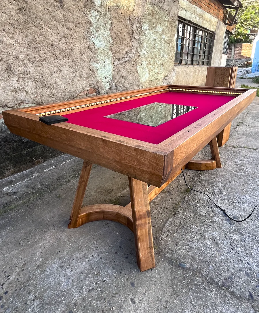 Perfil de una mesa de juegos con su base de madera a la vista