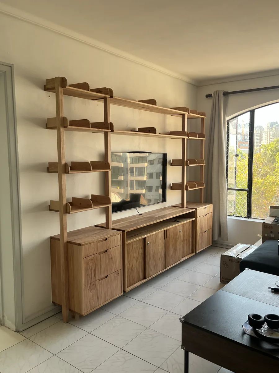 Mueble de living con repisas, cajones y espacio para televisor